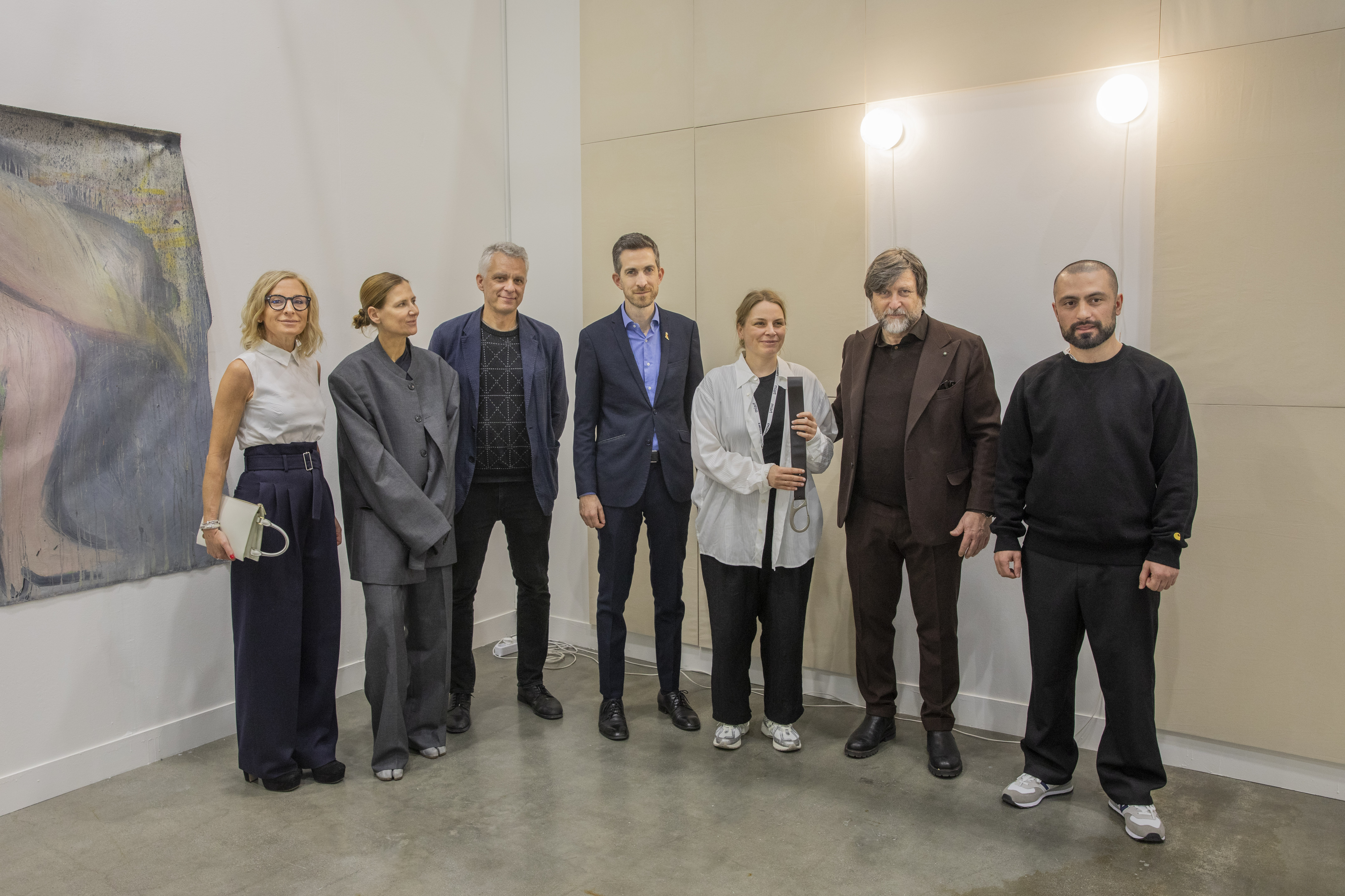 <h6><b>Giuria 2025</b></h6>
<h6><b>GOEDELE BARTHOLOMEEUSEN, </b>Direttrice, Museum Dhondt-Dhaenens, Sint-Martens Latem (Belgio)<br />
<b>Sarah Cosulich</b>, Direttrice, Pinacoteca Agnelli, Torino (Italia)<br />
<b>Anthony Huberman</b>, Direttore Artistico, Giorno Poetry Systems (GPS), New York (USA)</h6>
