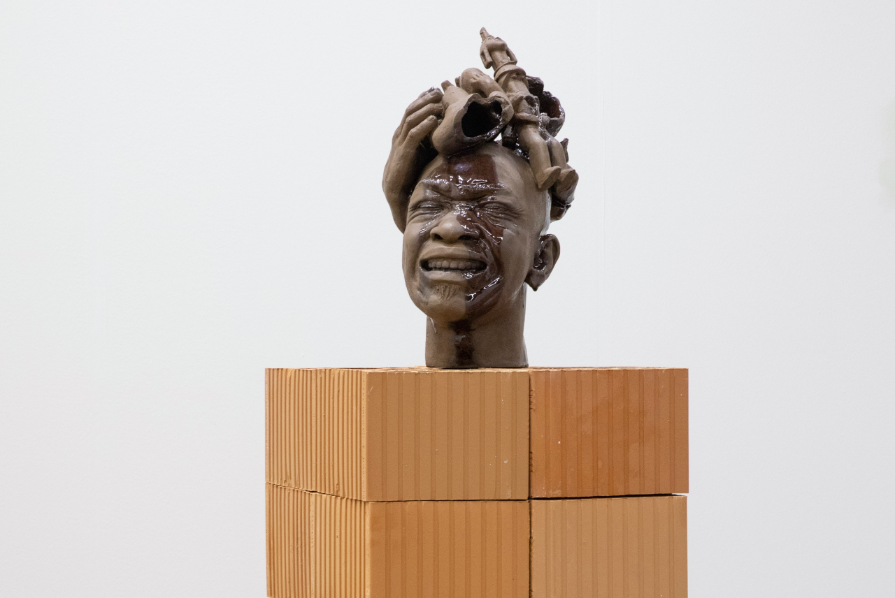 <h6><b>Giuria 2025</b></h6>
<h6><b>Laura Cherubini</b>, Curatrice, già titolare della cattedra di Storia dell’Arte Contemporanea all’Accademia di Belle arti di Brera, Milano (Italia)<br />
<b>Lorenzo Madaro</b>, Docente di Storia dell’arte contemporanea all’Accademia di Belle arti di Brera e giornalista per La Repubblica, Milano (Italia)<br />
<b>Christian Marinotti</b>, Editore, Docente di Alta Qualificazione in Storia dell’arte al Politecnico di Milano e ideatore del premio, Milano (Italia)<br />
<br />
Il premio è assegnato a<b> Victor Fotso Nyie</b> con <b>P420 </b>(Bologna)</h6>
